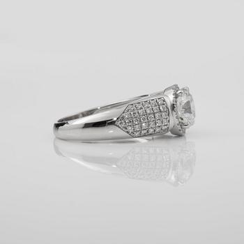 A brilliant-cut diamond ring. Total carat weight circa 2.92 cts.
