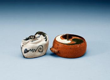 1820. VATTENDROPPARE, två stycken, keramik. Japan/Korea, 1800-tal.