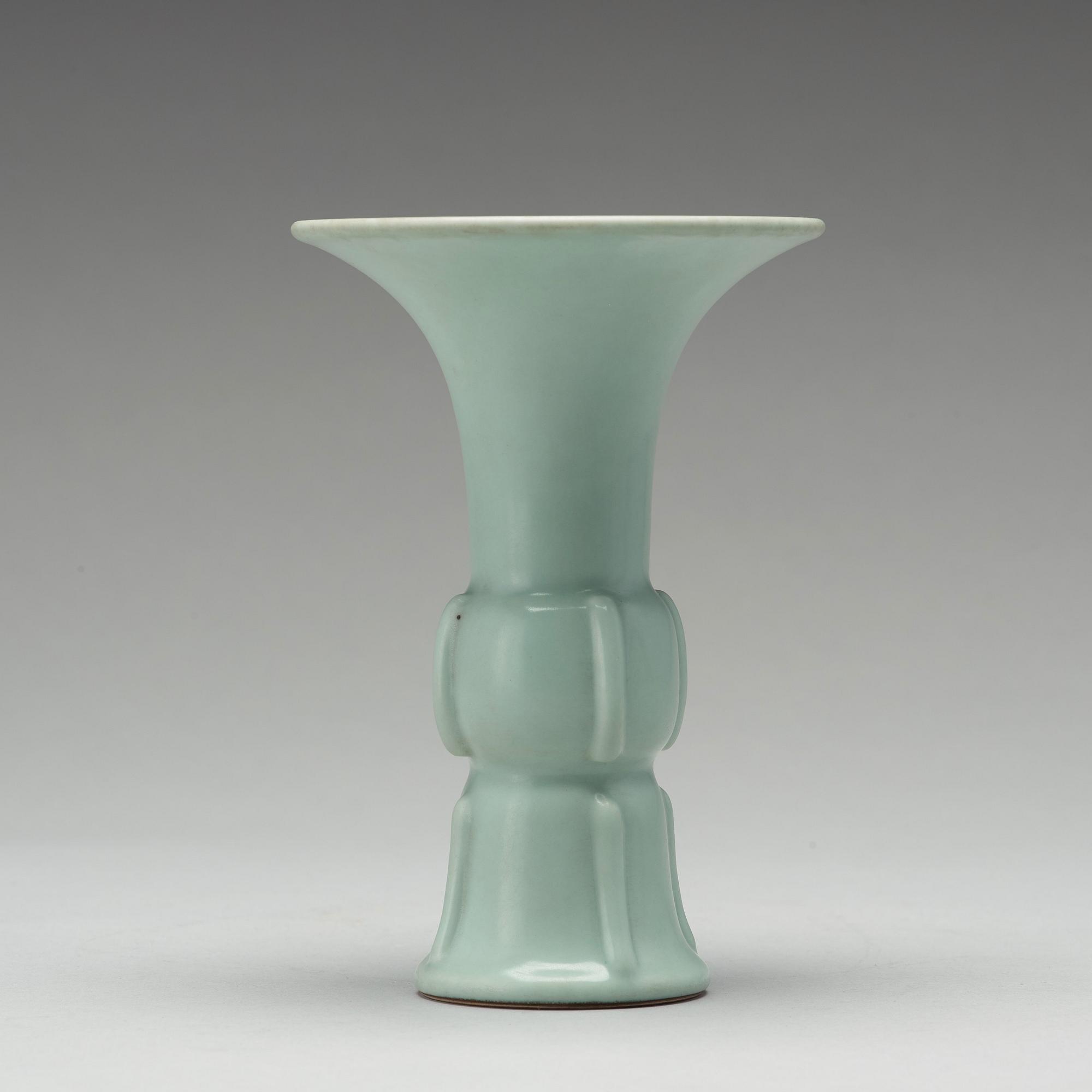 VAS, porslin. Kina, 1900-tal, troligen Republik med Qianlongsmärke.