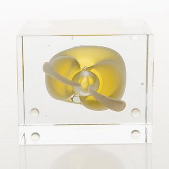 OIVA TOIKKA, AN ANNUAL CUBE, glass, signed Oiva Toikka Nuutajärvi 1989, numbered 27/2000.