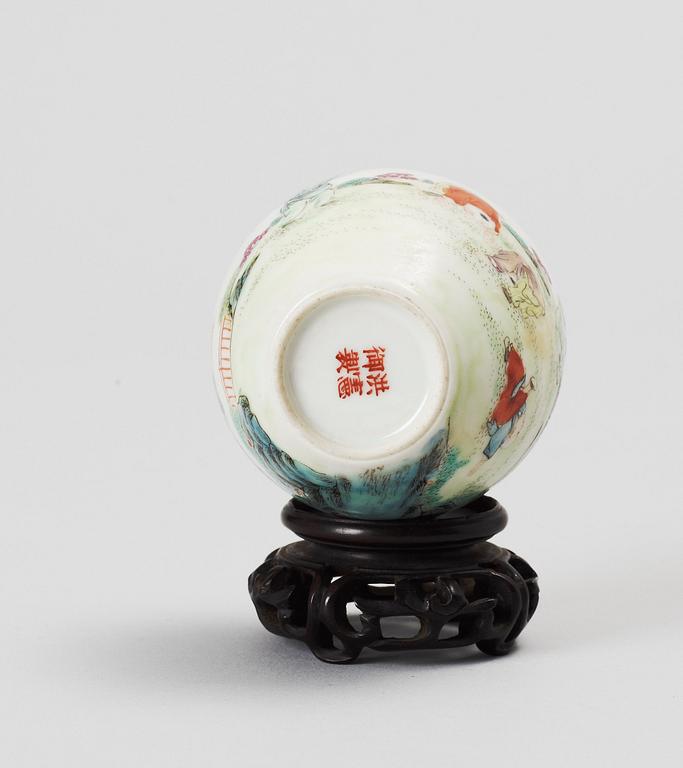 MINIATYRVAS, porslin. Kina. 1900-tal.