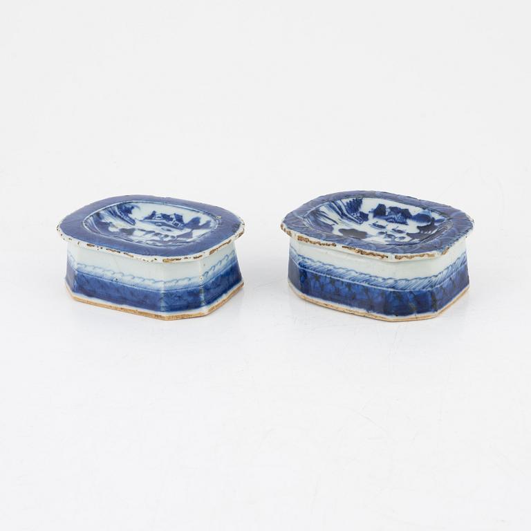 A pair of Chinese blue and white exportporcelain salt cellars, Qing dynasty, 19th century.