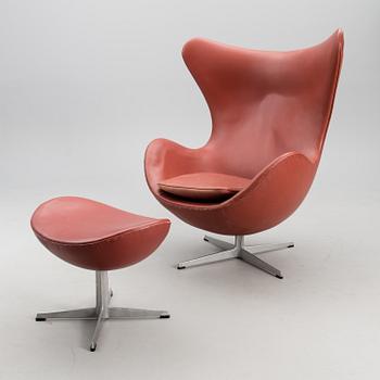 ARNE JACOBSEN, FÅTÖLJ, "Ägget" med fotpall. Fritz Hansen, Danmark 1975.