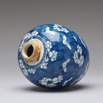 A blue and white tea caddy, Qing dynasty, Kangxi (1662-1722).