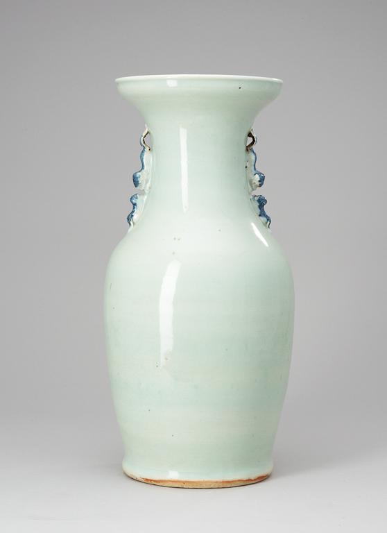 A blue and white vase, Qing dynasty, 19th Century.