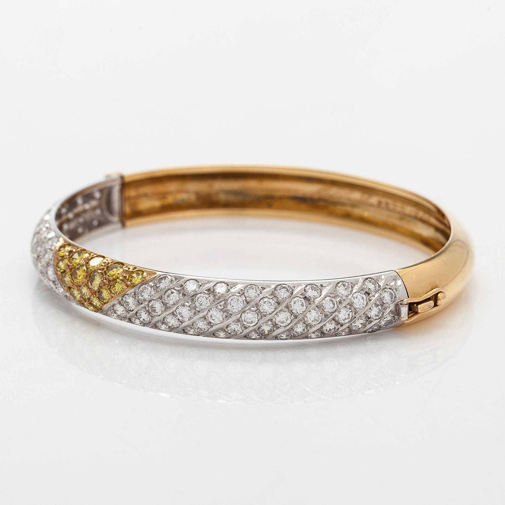 Tillander, armring, 18K guld med briljantslipade diamanter totalt ca 6.62 ct, Helsingfors 1986.