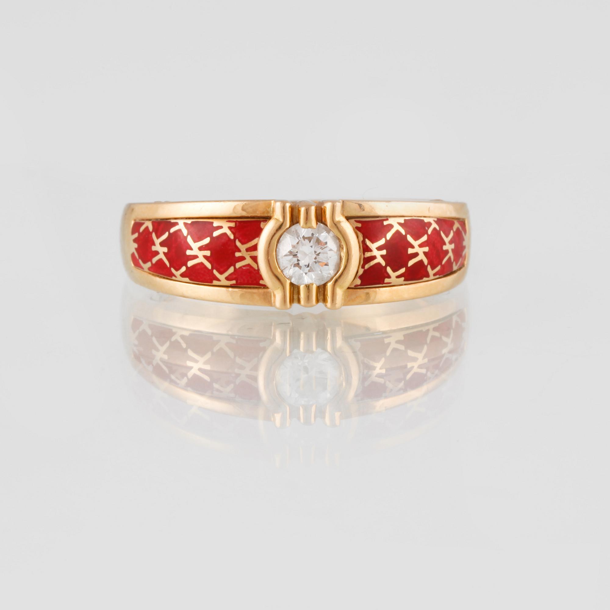 RING , 18K guld med briljantslipad diamant ca 0.23 ct samt röd emalj, utländska stämplar. Vikt 7,3 gram.