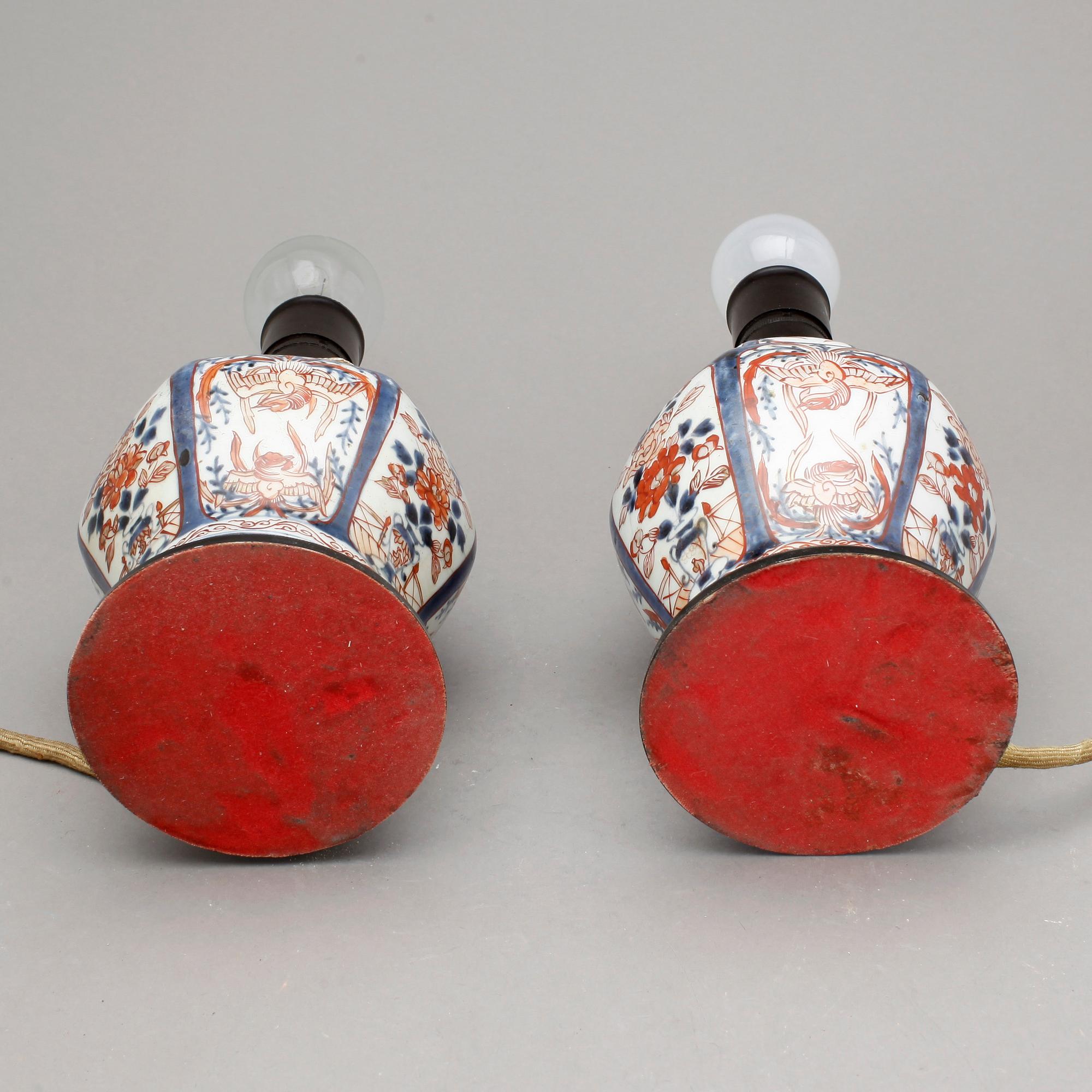 BORDSLAMPOR, ett par snarlika. Porslin. Japan.