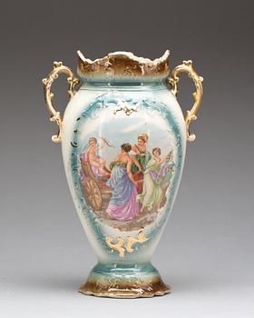 VAS, porslin. Omkring 1900. Italien.
