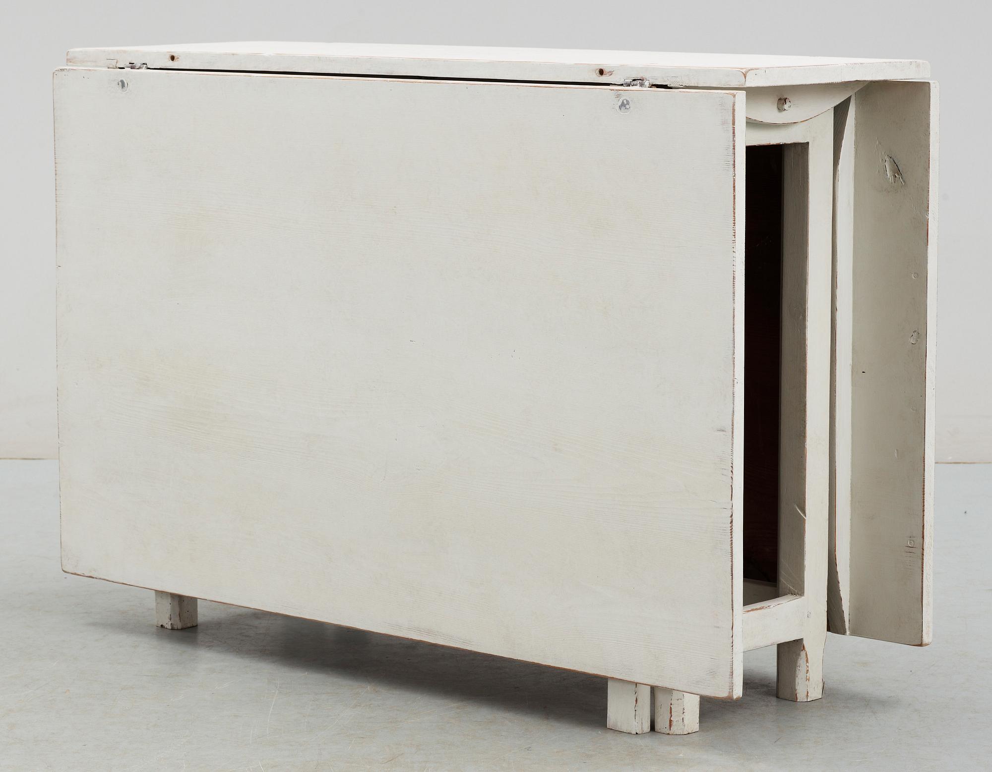 SLAGBORD samt HALVMÅNEBORD, 3 delar, gustaviansk stil, 1800-tal.