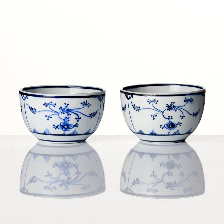 Koppar med fat, två stycken, porslin. Danmark/England, 1700-tal.
