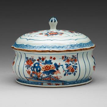 182. An imari tureen with cover, Qing dynasty, 18th Century.