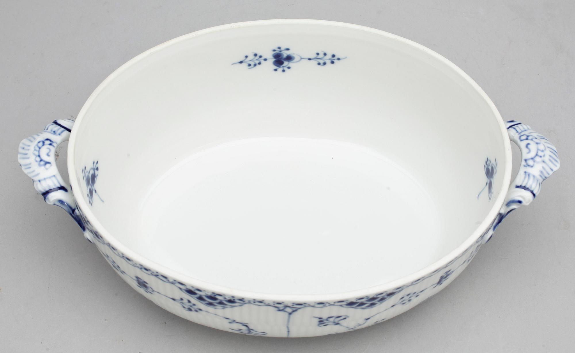 TERRIN MED LOCK, porslin, Musselmalet, Royal Copenhagen, 1900-tal.