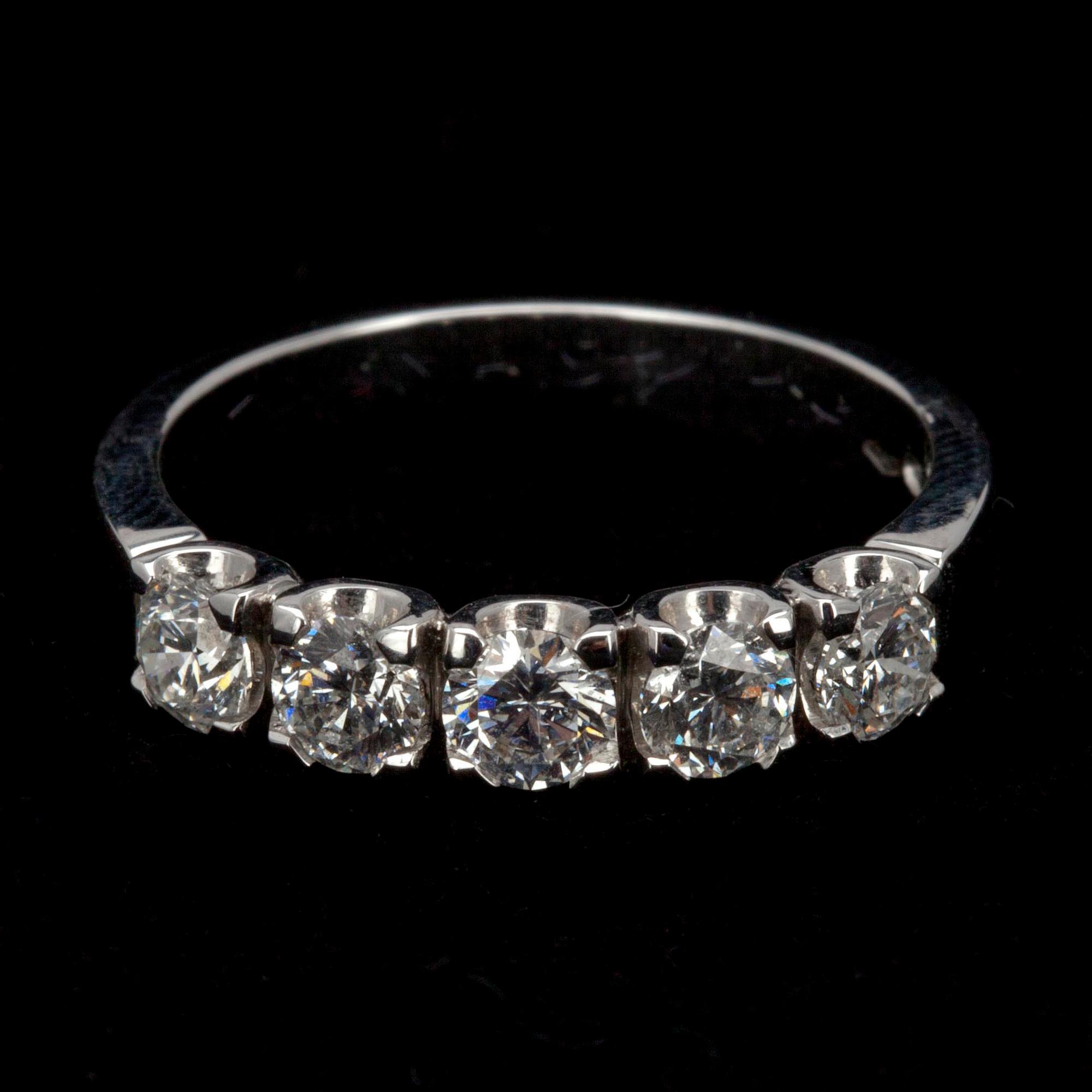 RING, vitguld 18K, 5 x 0,20 ct. Vikt 4,1 g.