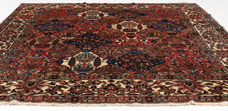 A semi-antique Chahar Mahal/Bakhtiari carpet, ca 397 x 351 cm.