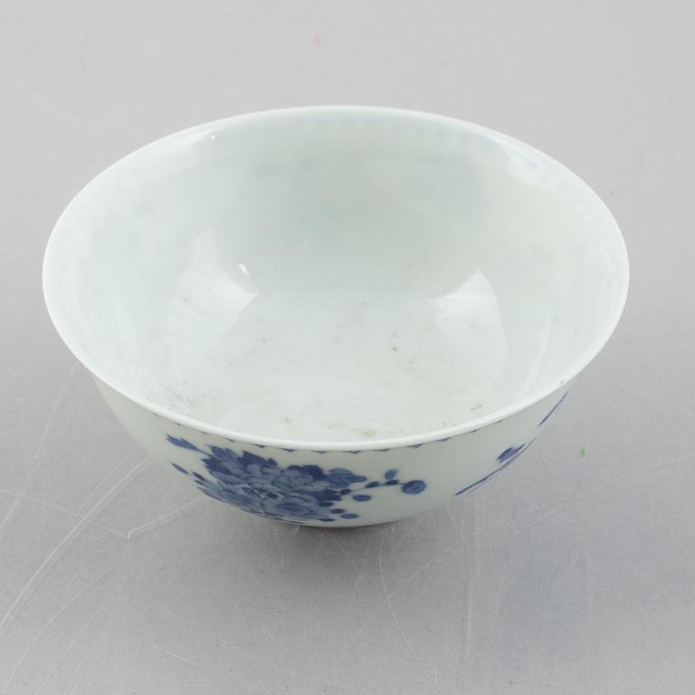 A group of three Chinese blue and white porcelain bowls, late Qing dynasty / early 20th century.