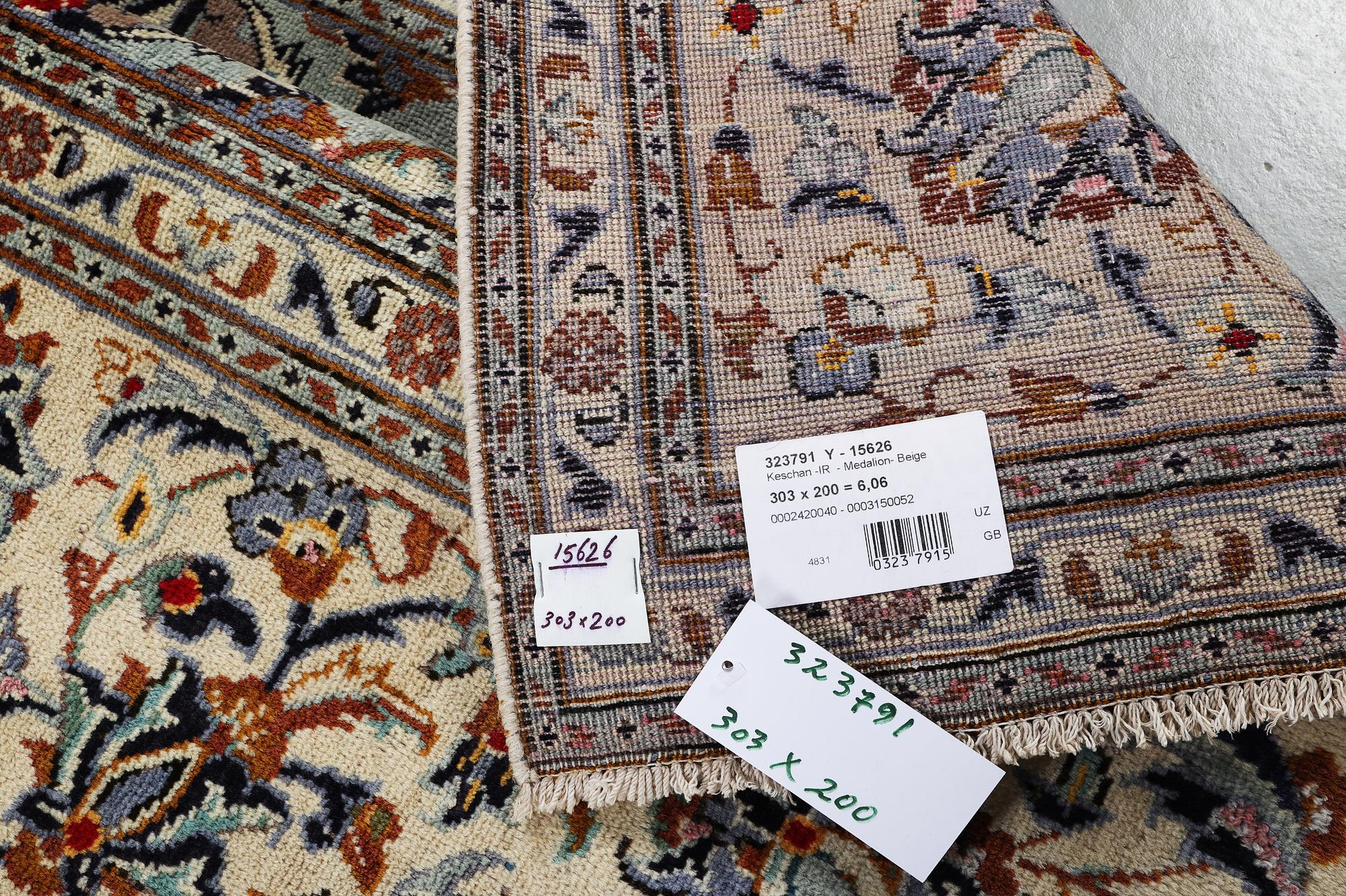 A carpet, Kashan, ca 303 x 200 cm.