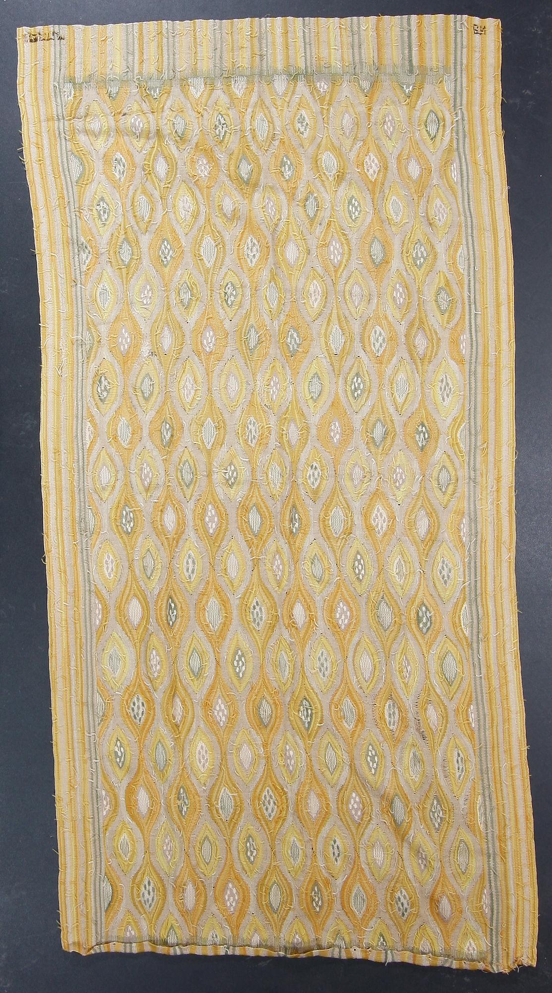 DRAPERI, gobelängteknik. "Kärnfrukt". AB MMF, Barbro Nilsson. Ca 245 x 125 cm.