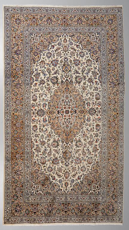 MATTA, Keshan, old, ca 360 x 245 cm.