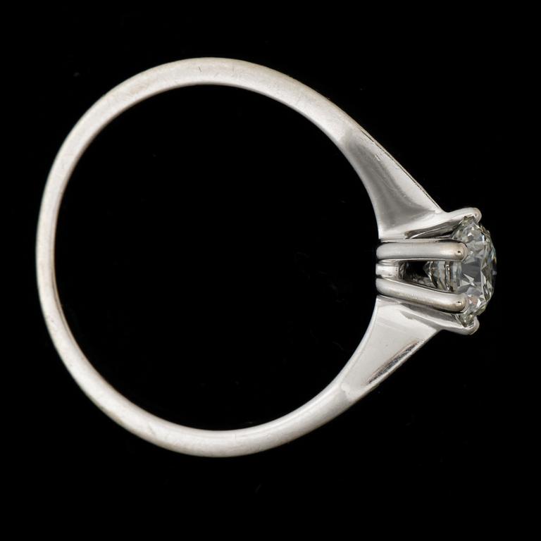 RING, 18k vitguld med briljantslipad diamant ca0,72ct enl gravyr. 2000-tal. Vikt 4g.