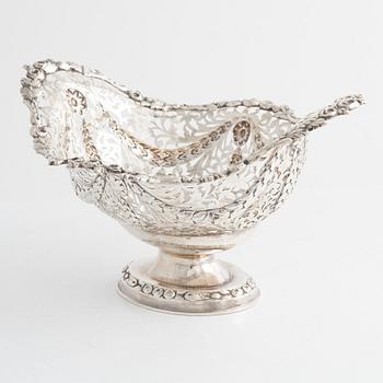 George Nathan & Ridley Hayes, korg/skål på fot, silver, Chester, England 1905.