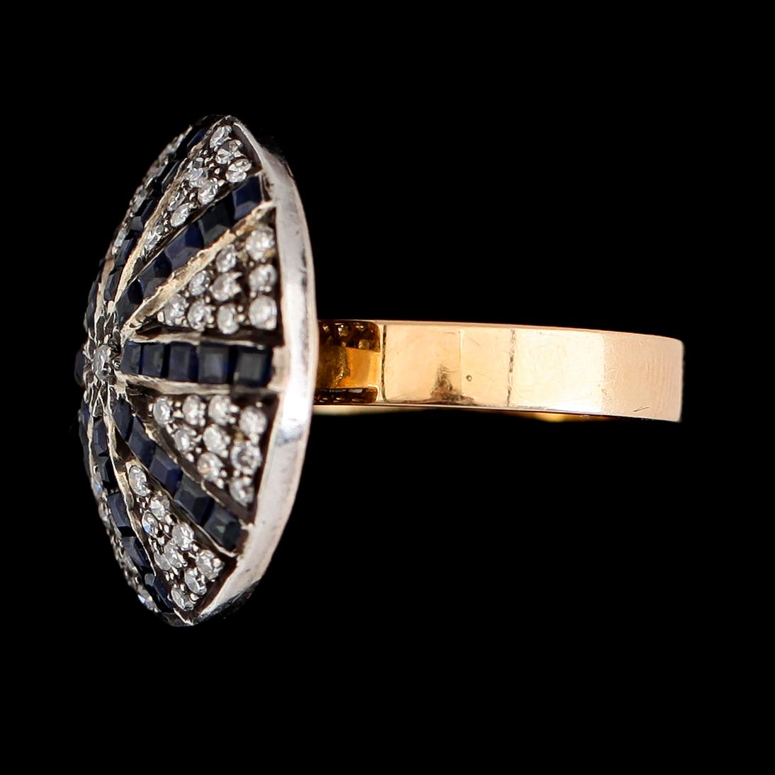 RING, 18K vit- och rödguld, safirer och diamanter. Total vikt 6,5 g.