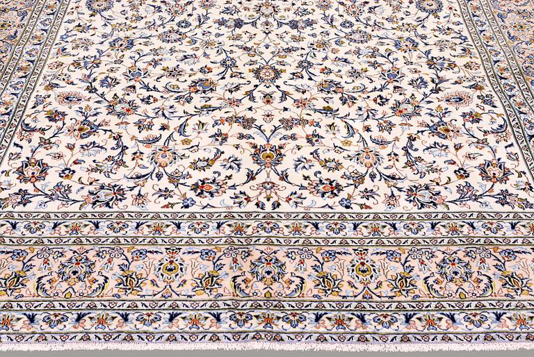 A carpet, Kashan, signed, ca 402 x 296 cm.