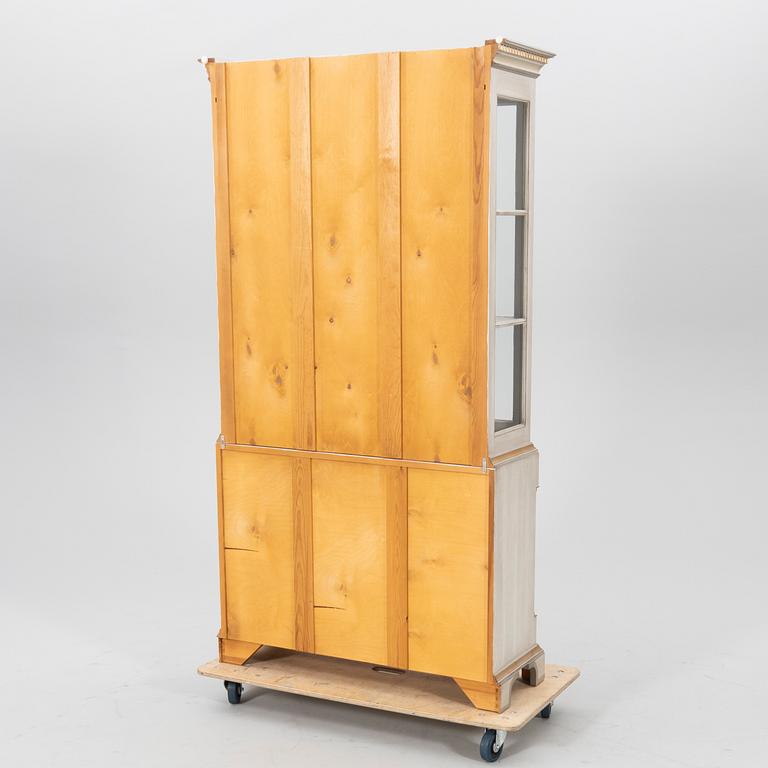 Vitrinskåp "Egeskov" KA Roos 1900-talets andra hälft.