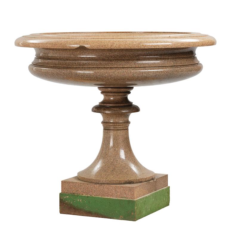 A massive Gardenurn, red Bohus granite, made circa 1905. Empire style.