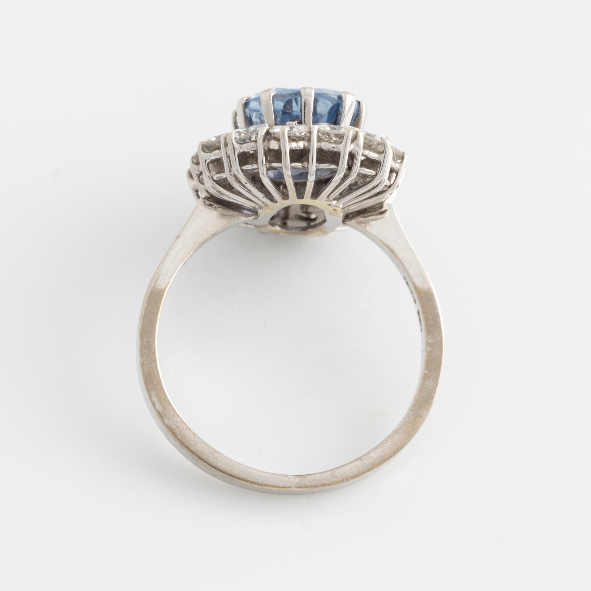 Ring, Carmoséring 18K vitguld med ljusblå safir och briljantslipade diamanter.