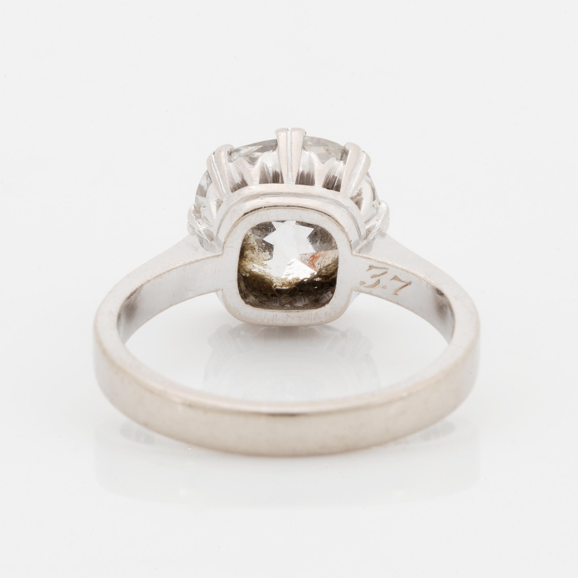 Ring 18K vitguld med en cushionformad gammalslipad diamant.