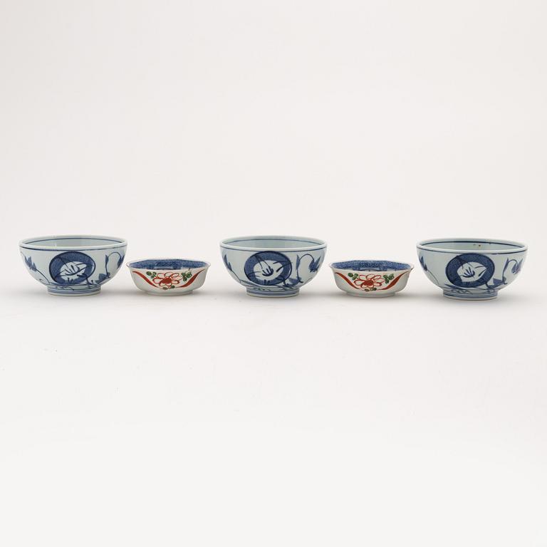 A set of five Japanese bowls (3+2), 20th Century.