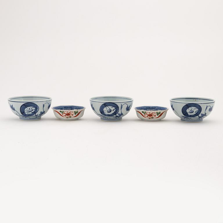 A set of five Japanese bowls (3+2), 20th Century.