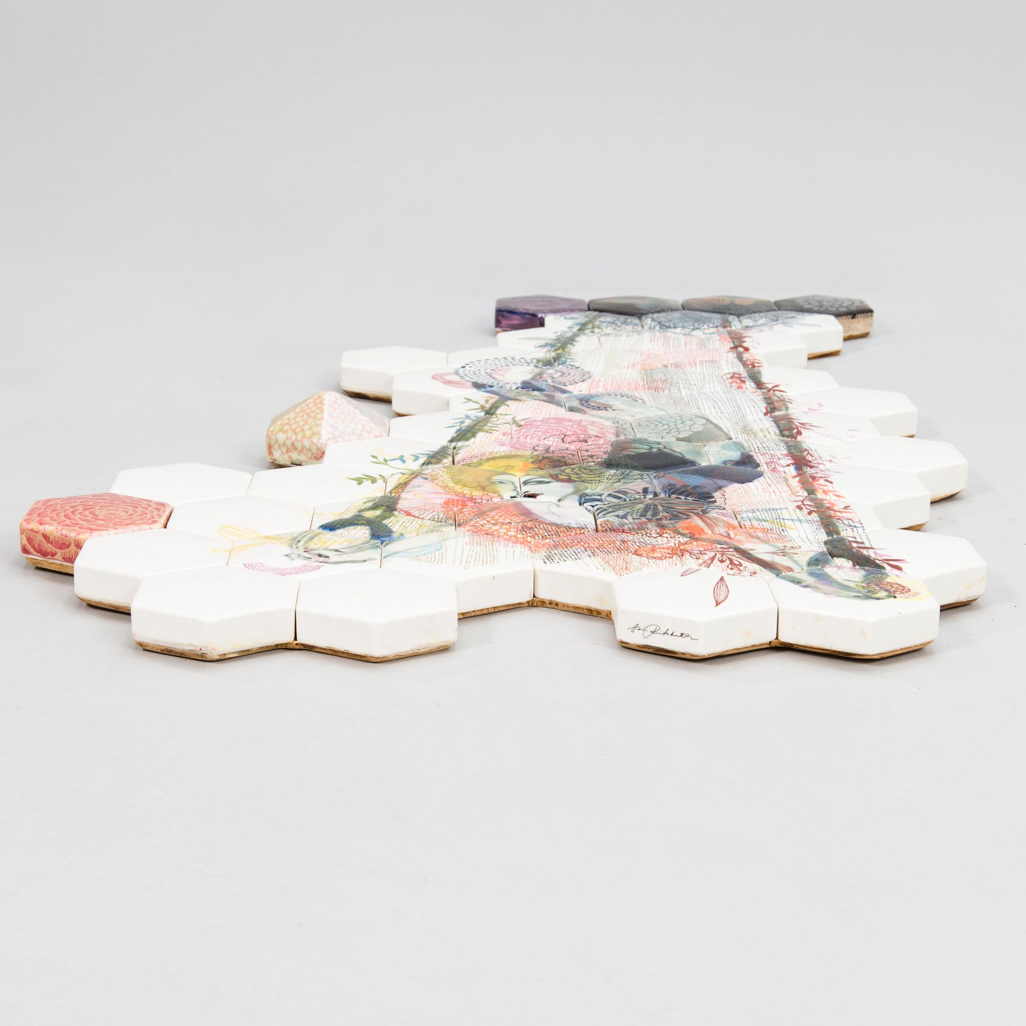 HEINI RIITAHUHTA, hexagonreliefi, posliinia, signeerattu Heini Riitahuhta, 2012.