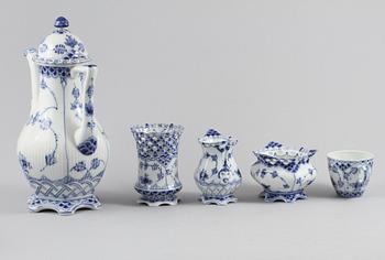 KAFFESERVIS, 30 delar, porslin, "Musselmalet", Royal Copenhagen, 1900-talets andra hälft.