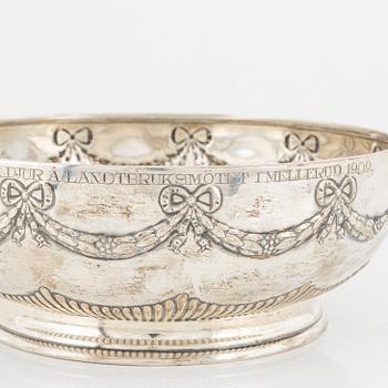 A silver bowl and a tray, including CG Hallberg, Stockholm, 1909.