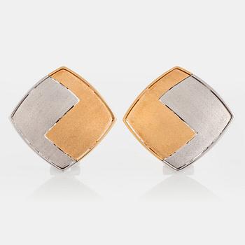 1024. A pair of Paul Binder earrings in 18K gold and white gold.