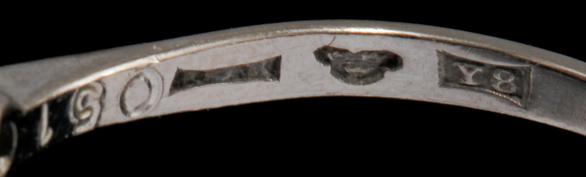 RING, 18k vitguld med 3 briljantslipade diamanter, tot 0.51 ct, Borås, 1949. Vikt 3 g.