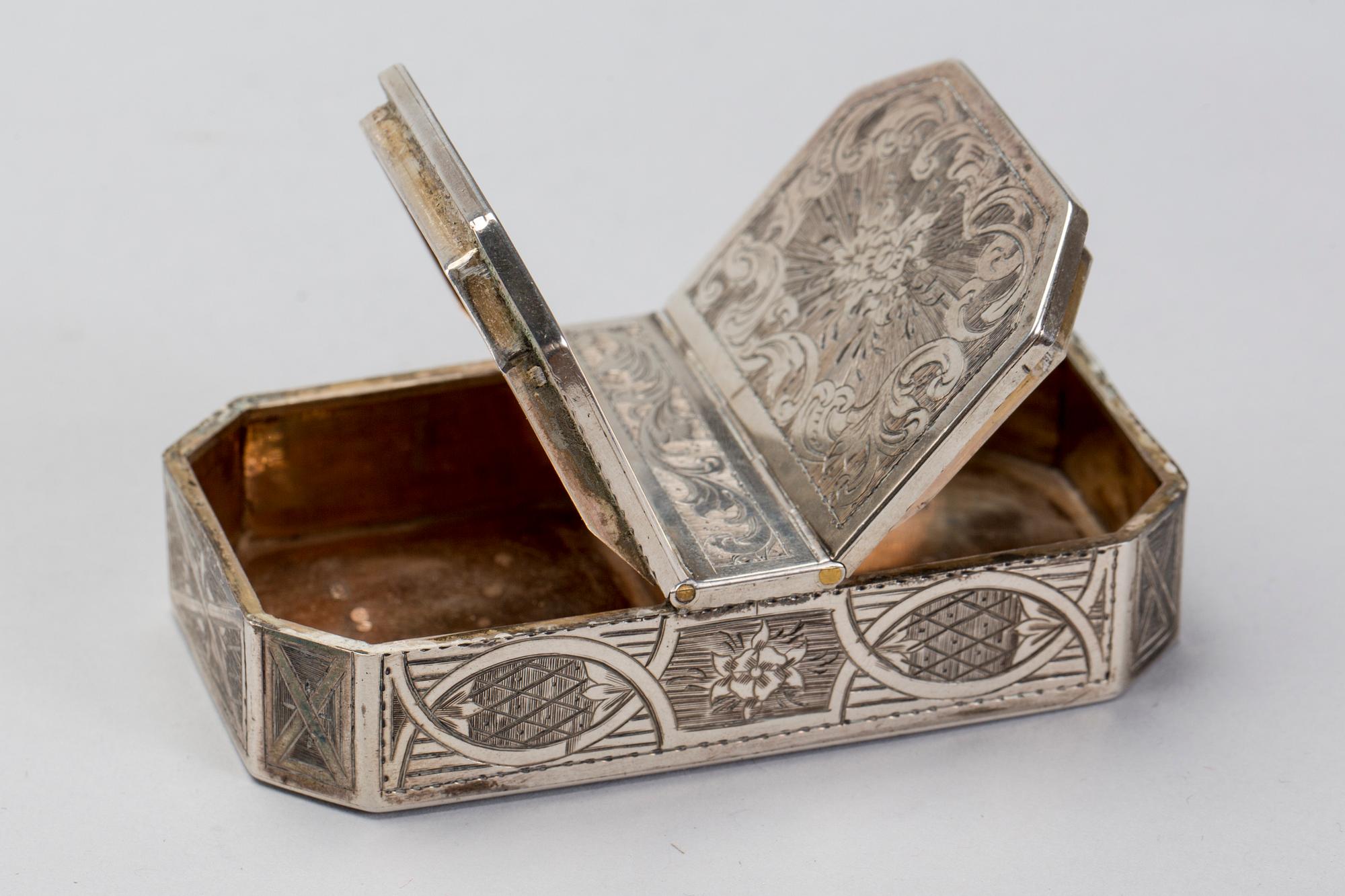 DUBBELDOSA, Ryssland, svenska importstämplar, silver, vikt 140 g.