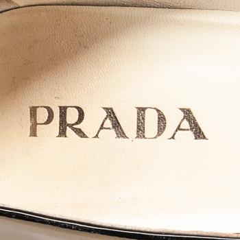 SKOR, Prada.