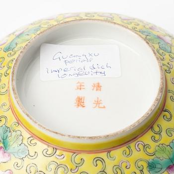 Skålar, två stycken. Kina, tidigt 1900-tal med Guangxus märke.