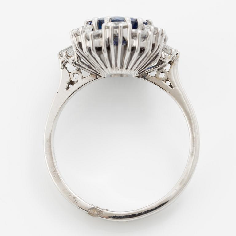 Ring in 18K white gold set with a faceted sapphire and round brilliant-cut and modified baguette-cut diamonds.