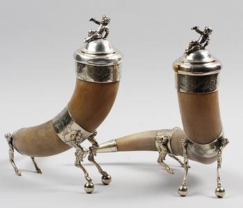 DRYCKESHORN, ett par, horn samt nysilver. 1800-talets slut.
