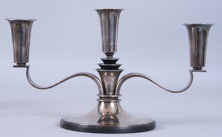 KANDELABRAR, ett par samt BORDSLAMPA, vitmetall, delvis Danmark, 1900-tal.