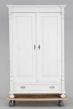 KLÄDSKÅP, nyrenässans, vitmålat, 1800-talets slut.