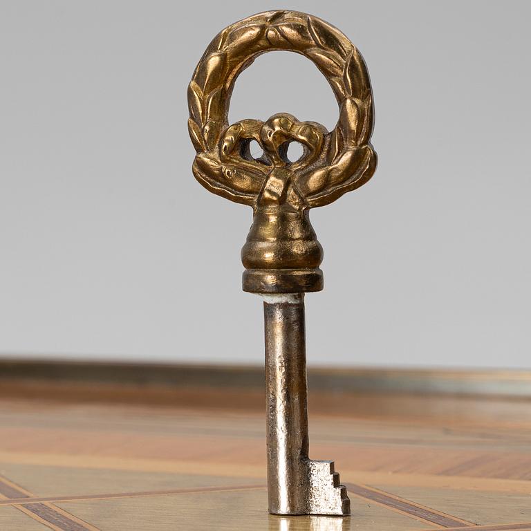 Damarbetsbord/spelbord, gustaviansk stil, 1900-talets första hälft.