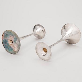 TAPIO WIRKKALA, LJUSSTAKAR, ETT PAR, silver, "Trumpetti", signerad TW, Hopeakeskus 1967.