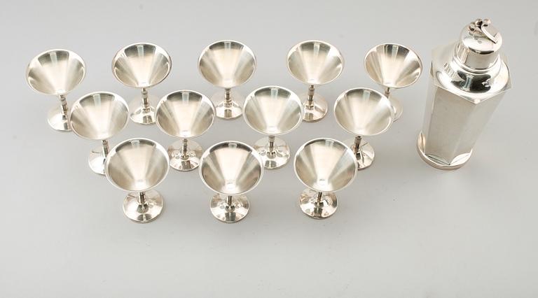 SHAKER OCH COCKTAILGLAS, 13 delar, nysilver, bl a Tesi, 1900-talets mitt.