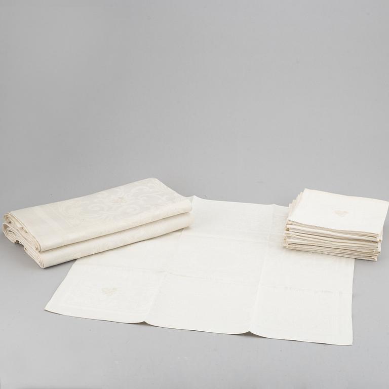 1+1 linen table cloths and 12 linen napkins.