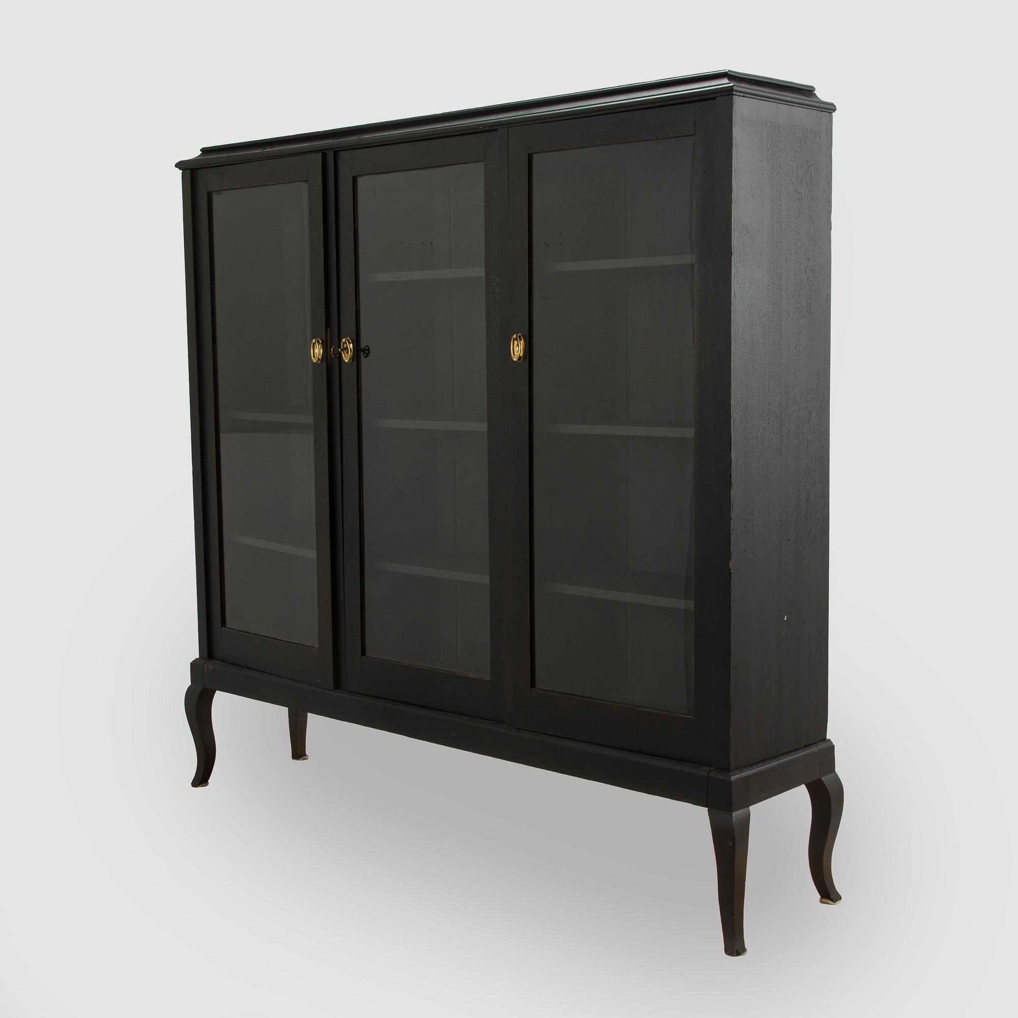 Vitrinskåp, 1900-talets första hälft.